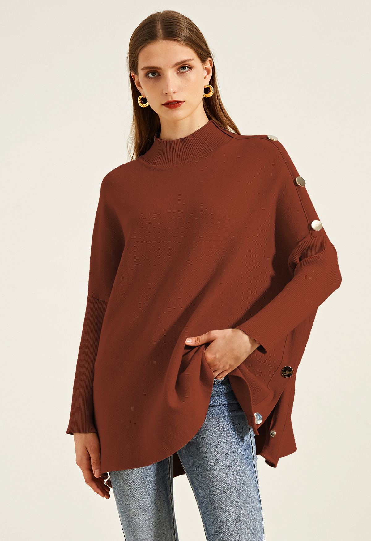 Poncho de punto con cuello alto y solapa con botones laterales en color caramelo