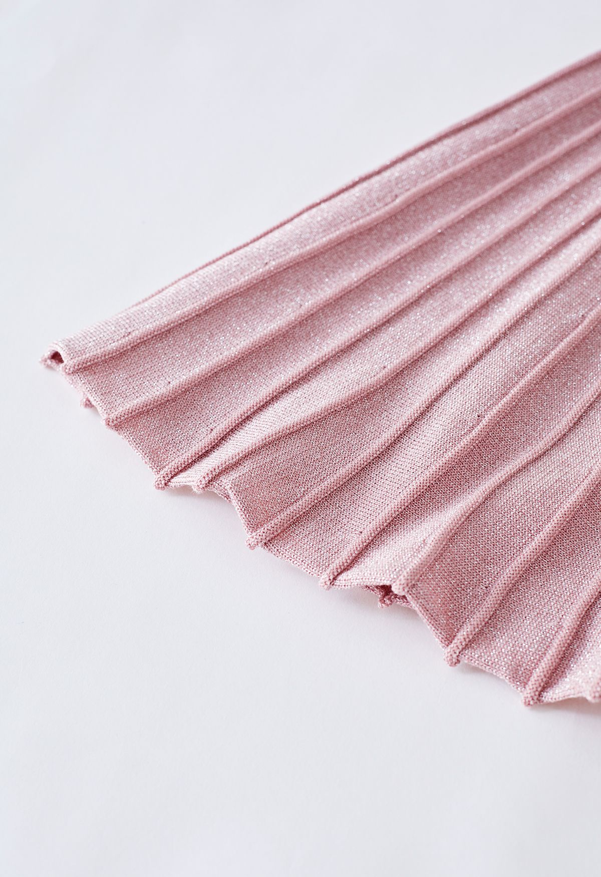Conjunto de punto con top cruzado de canalé brillante y falda plisada en rosa