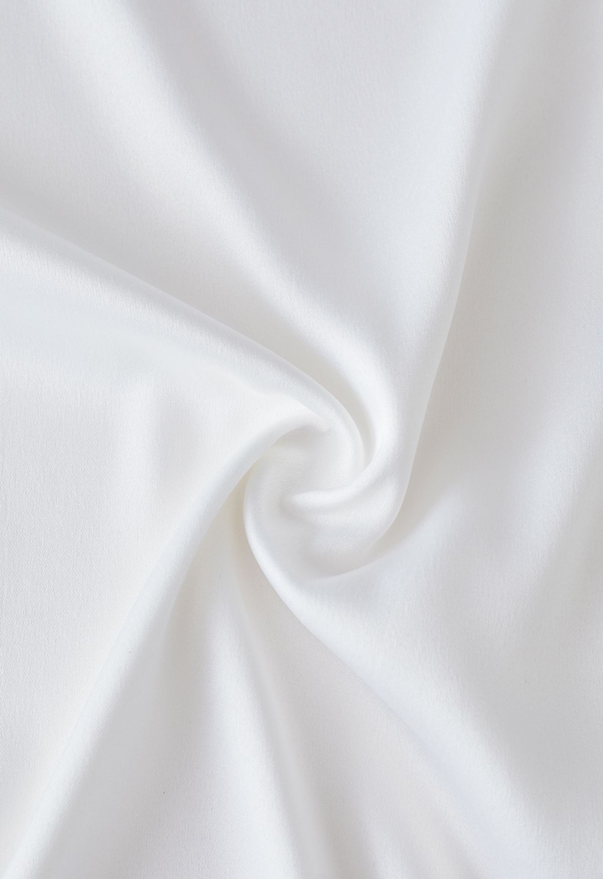 Camisa de satén con ribete de plumas en los puños en blanco
