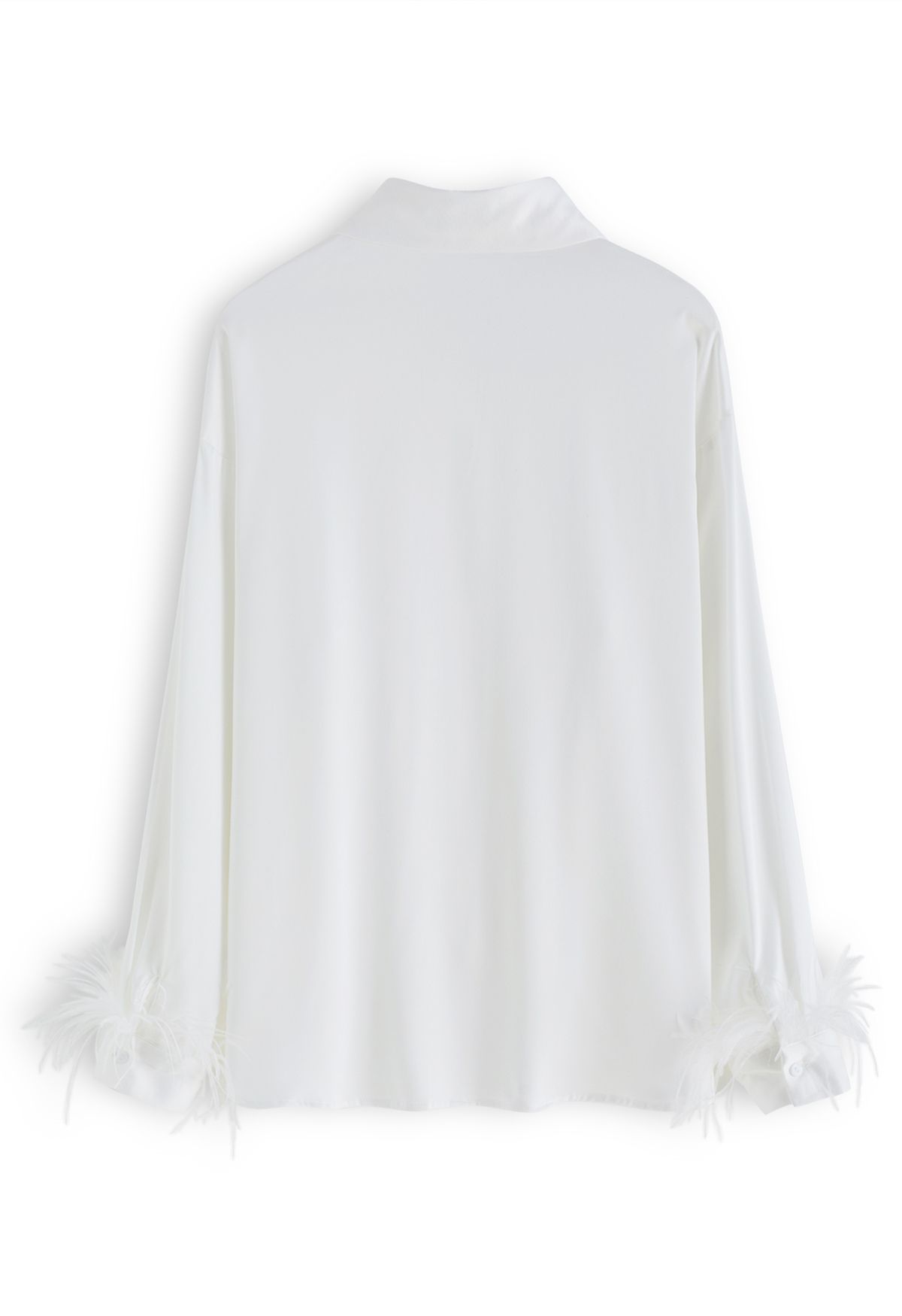 Camisa de satén con ribete de plumas en los puños en blanco