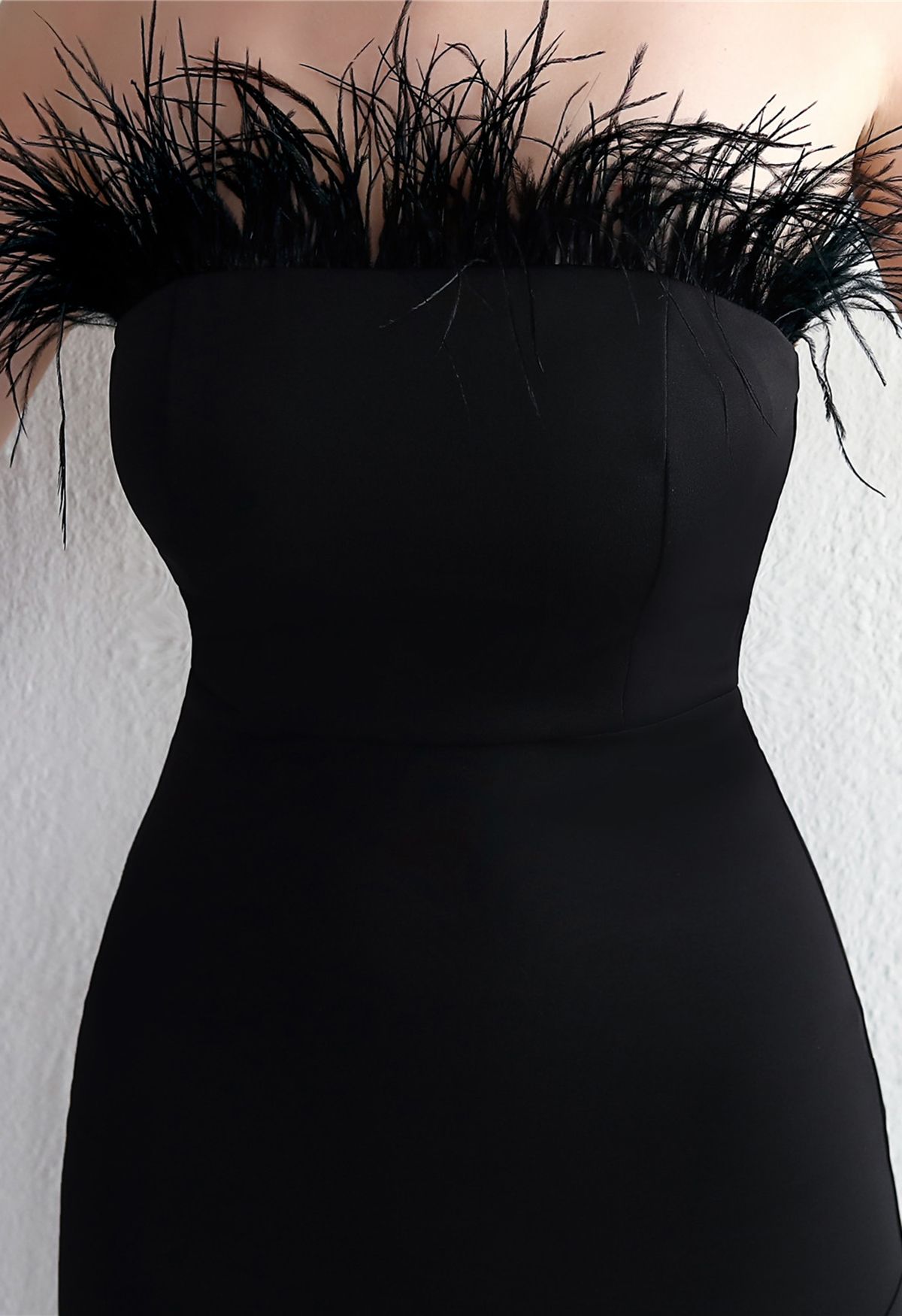 Vestido de fiesta sin tirantes con ribete de plumas en negro