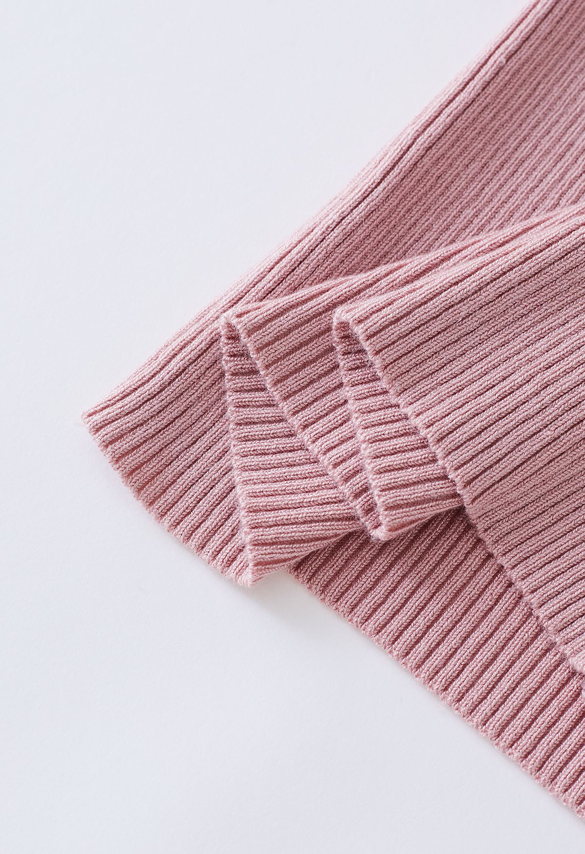 Conjunto de top de tirantes con ribete de plumas y manga de suéter en rosa