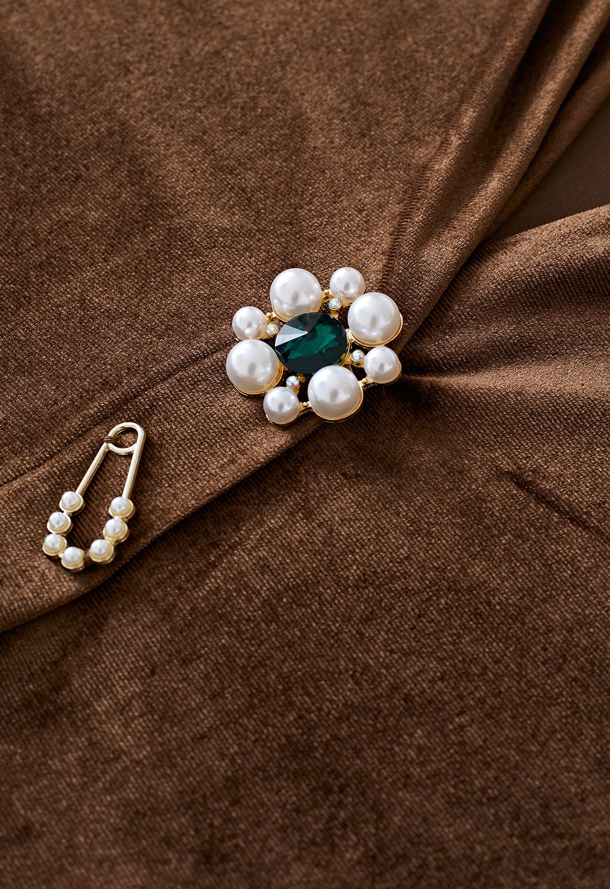 Top de terciopelo con cuello en V y joyas de perlas de imitación en marrón