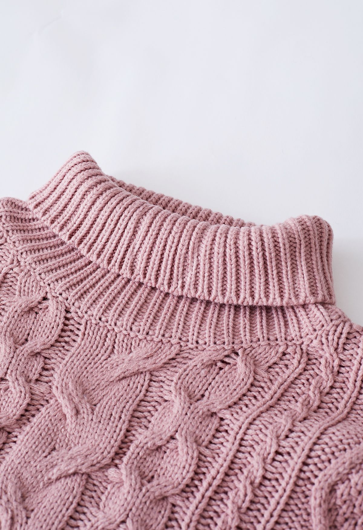 Suéter de punto de ochos con ribete de borlas y cuello alto en rosa