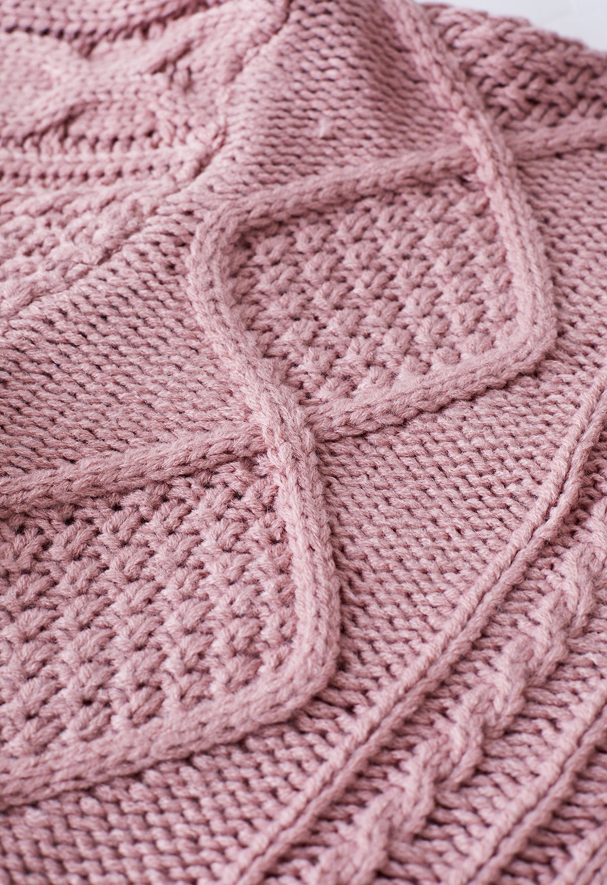 Suéter de punto de ochos con ribete de borlas y cuello alto en rosa