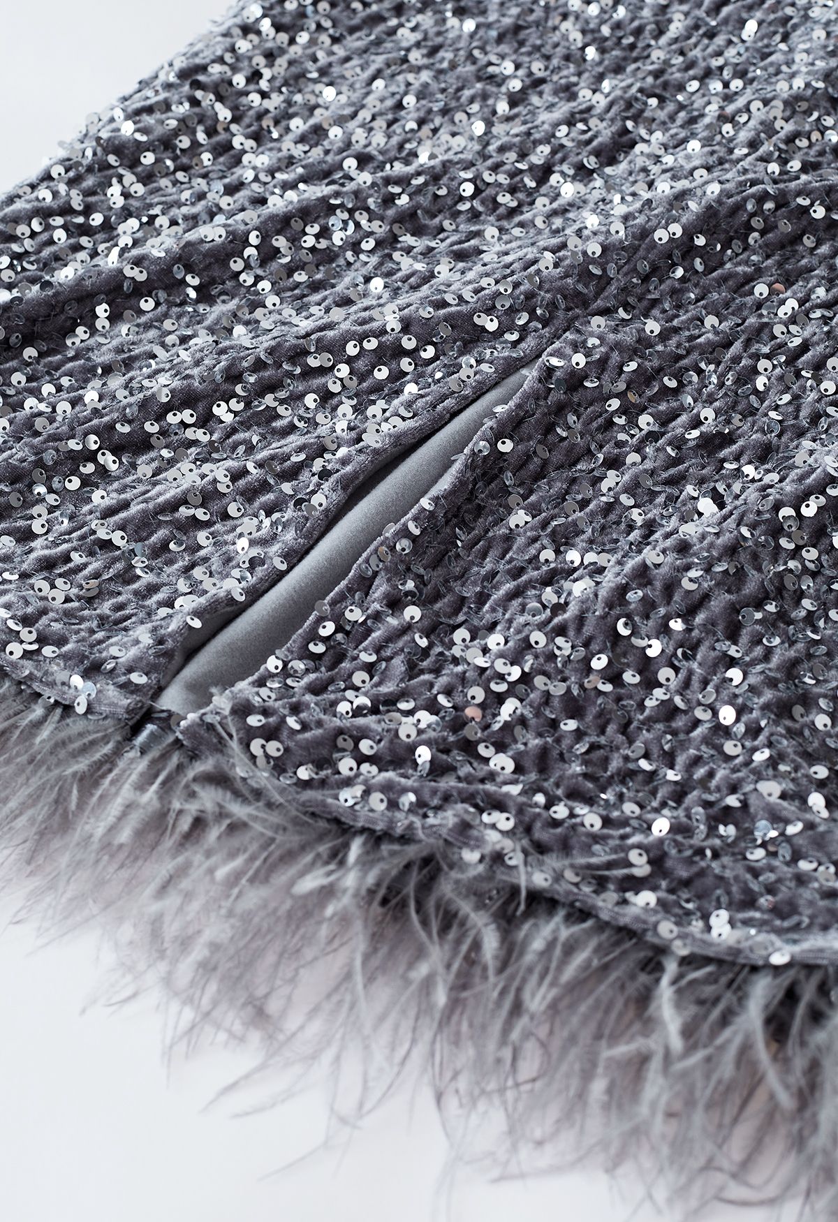 Falda lápiz con dobladillo emplumado y lentejuelas de terciopelo en gris