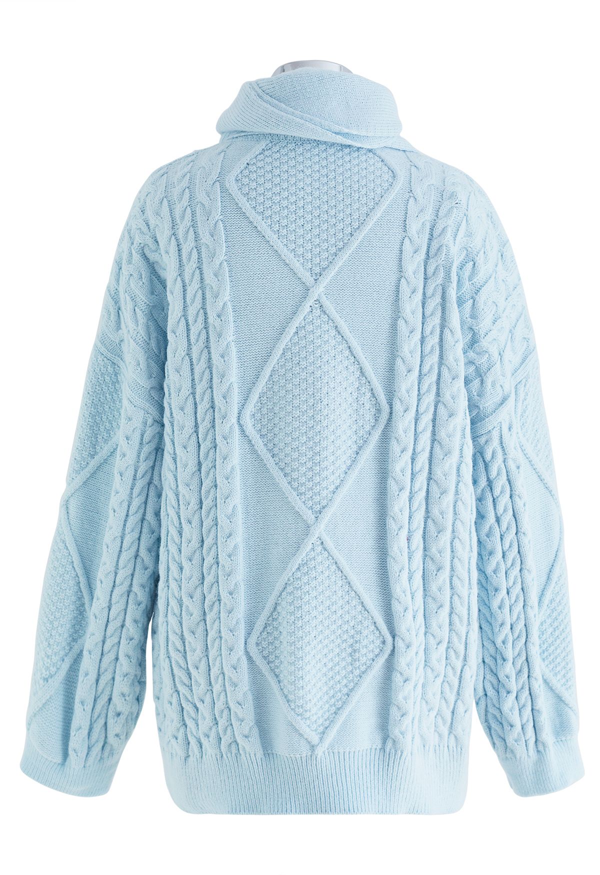 Suéter de punto de ochos con bufanda de pompones en azul bebé