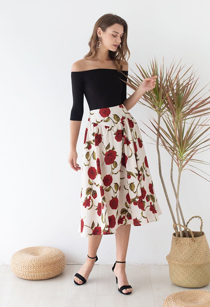 Falda midi acampanada con estampado de rosas rojas Serene