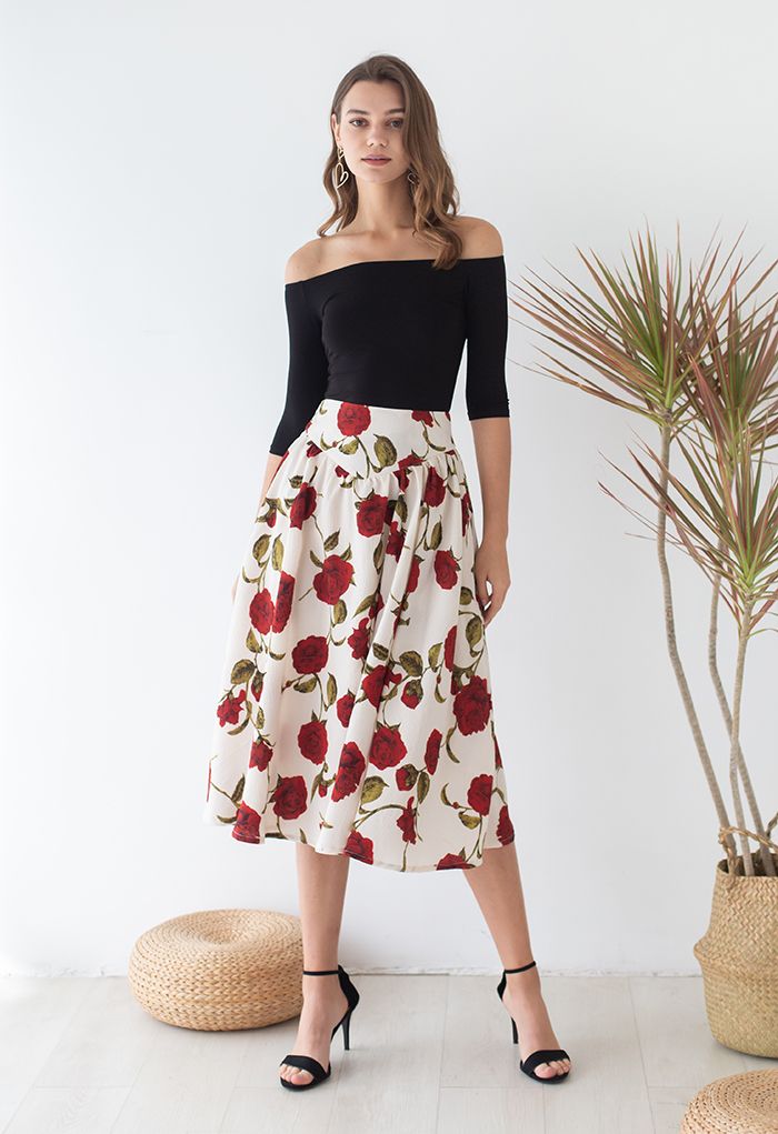 Falda midi acampanada con estampado de rosas rojas Serene