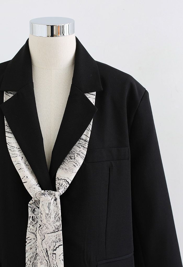 Blazer con botones y bufanda de gasa con estampado de mármol en negro