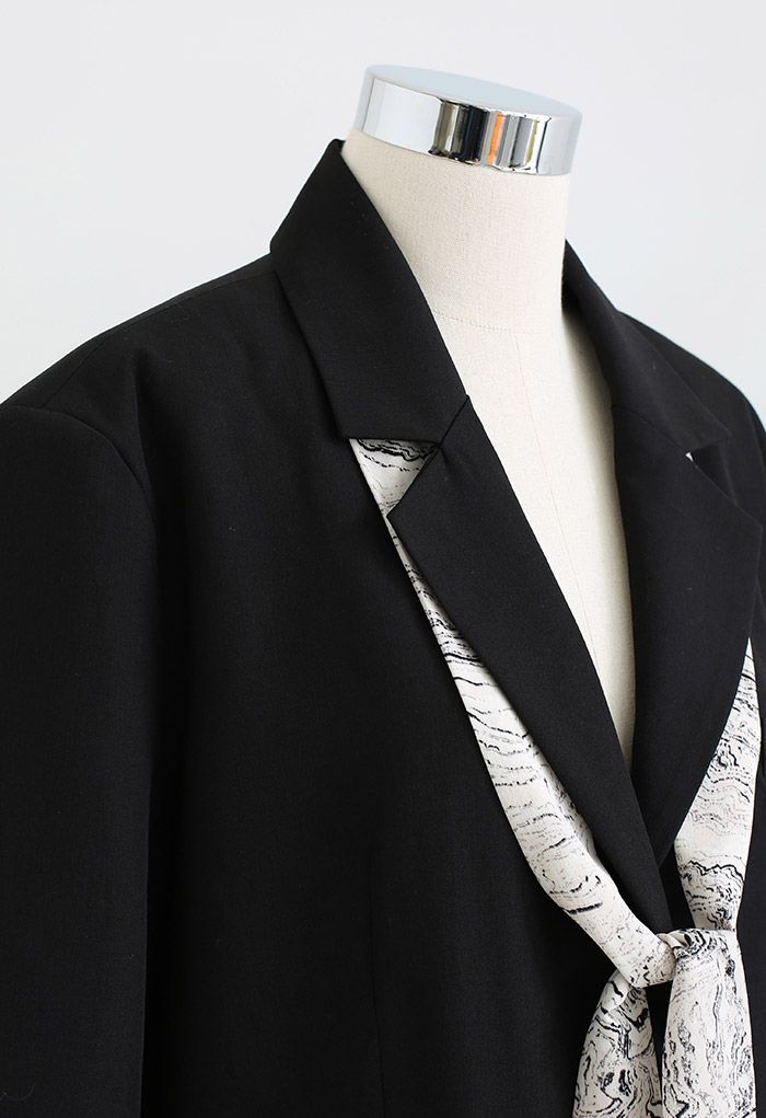 Blazer con botones y bufanda de gasa con estampado de mármol en negro