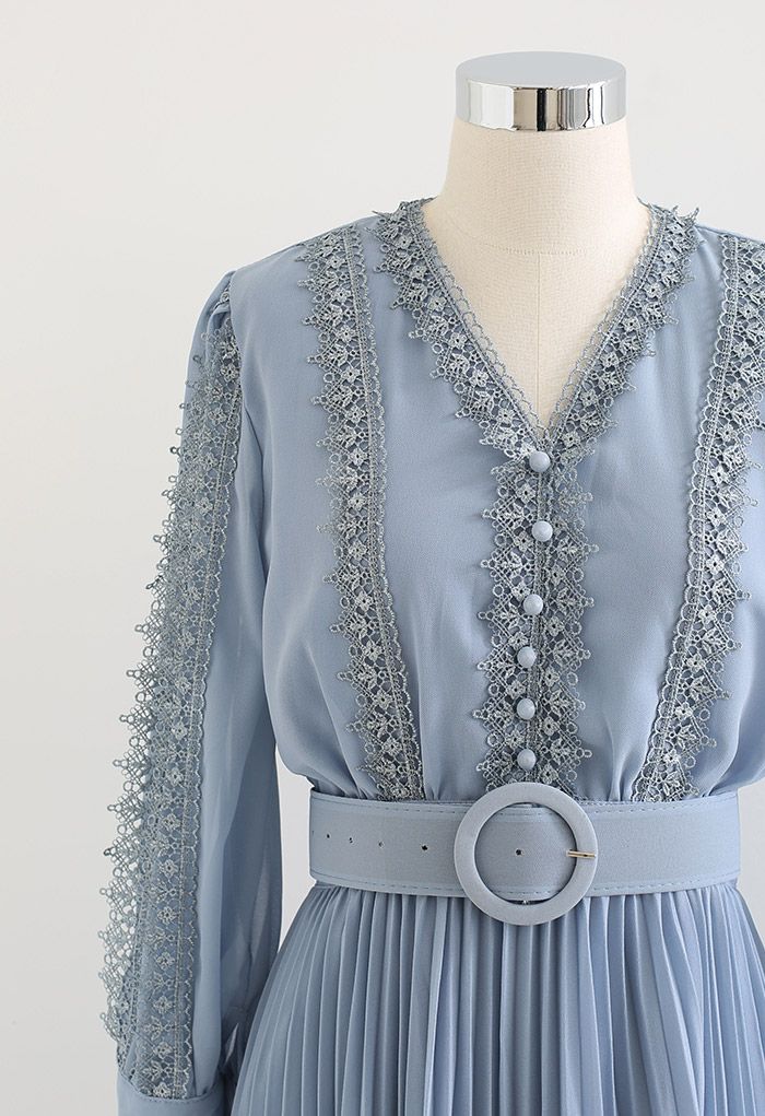 Vestido de chifón plisado con cinturón y adornos de croché en azul