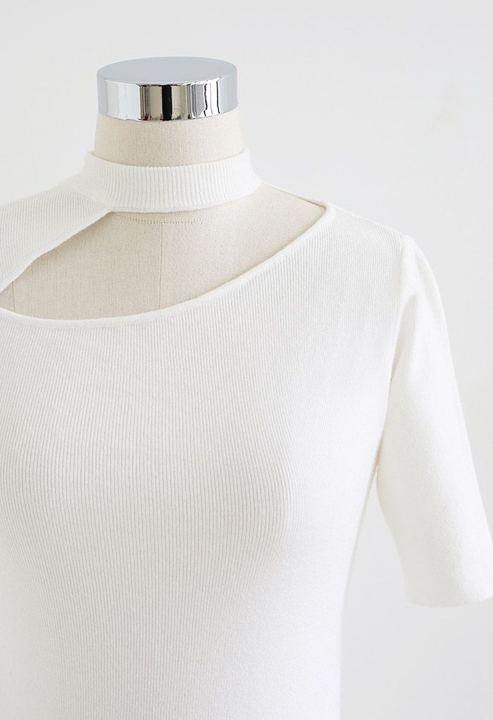 Top de punto de manga corta con cuello halter recortado en blanco