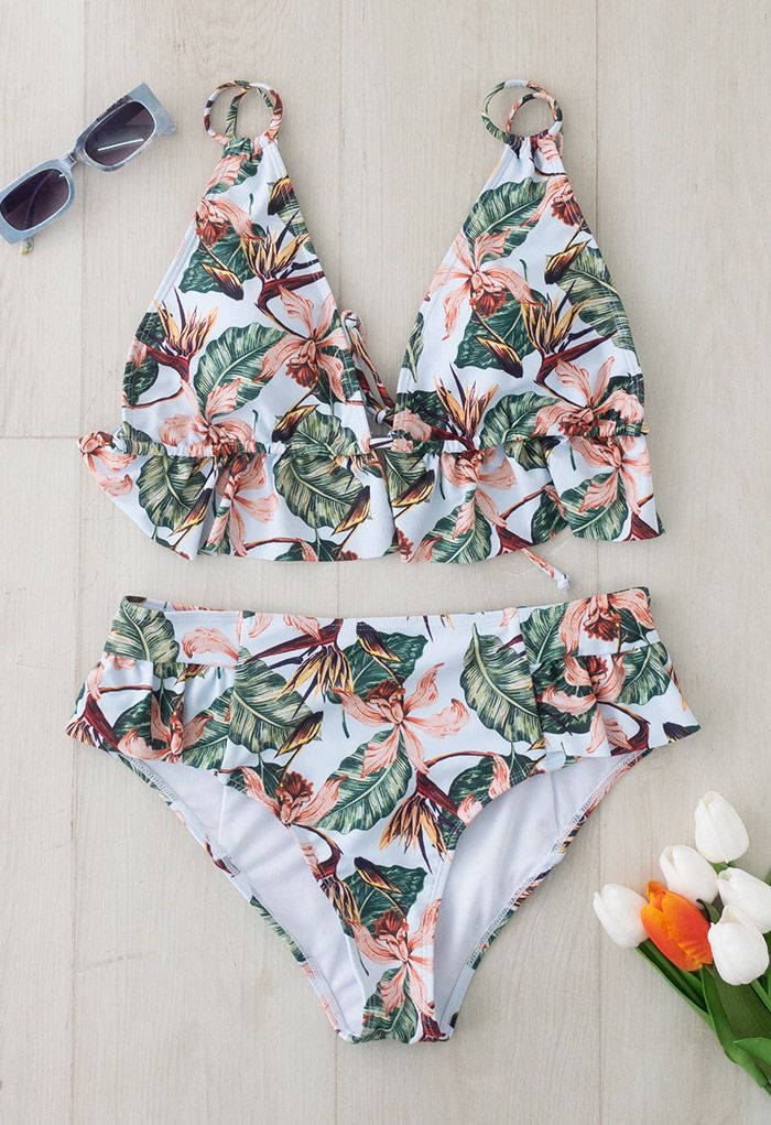 Conjunto de bikini triangular con volantes y estampado botánico