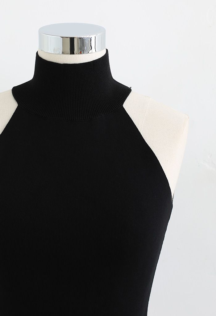 Camiseta sin mangas de punto ajustada con cuello halter en negro