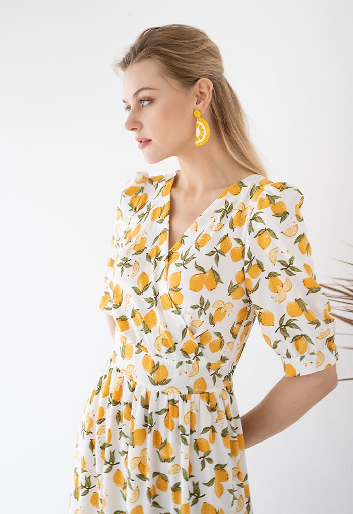 Vestido cruzado con volantes y estampado de limones de verano