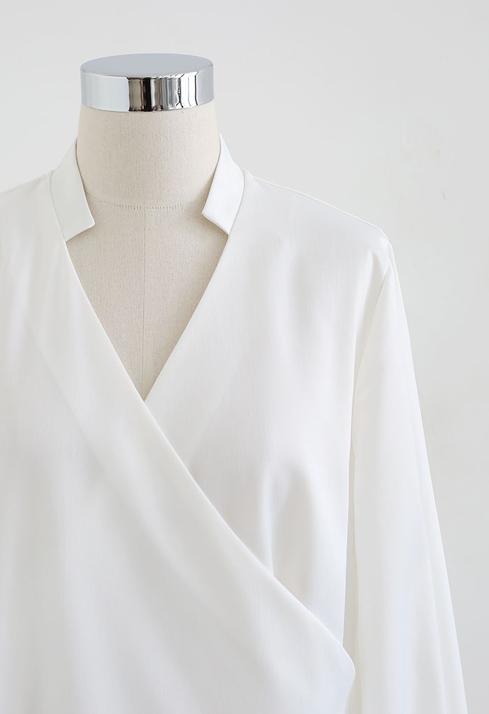 Camisa de manga larga de satén con cuello en V cruzado en blanco