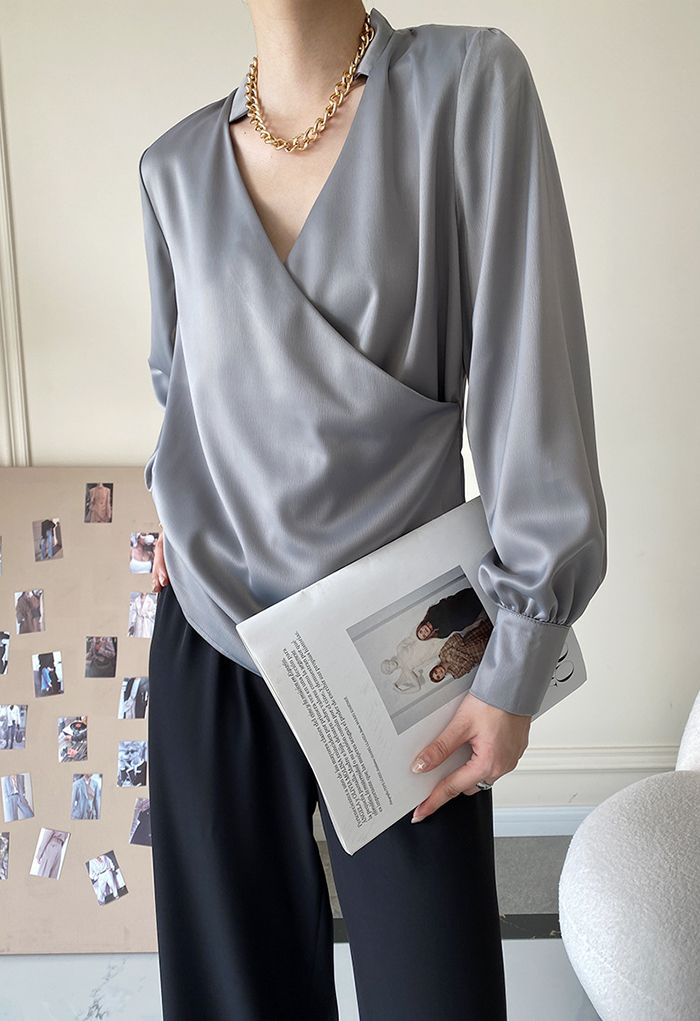 Camisa de manga larga de satén con cuello en V cruzado en gris
