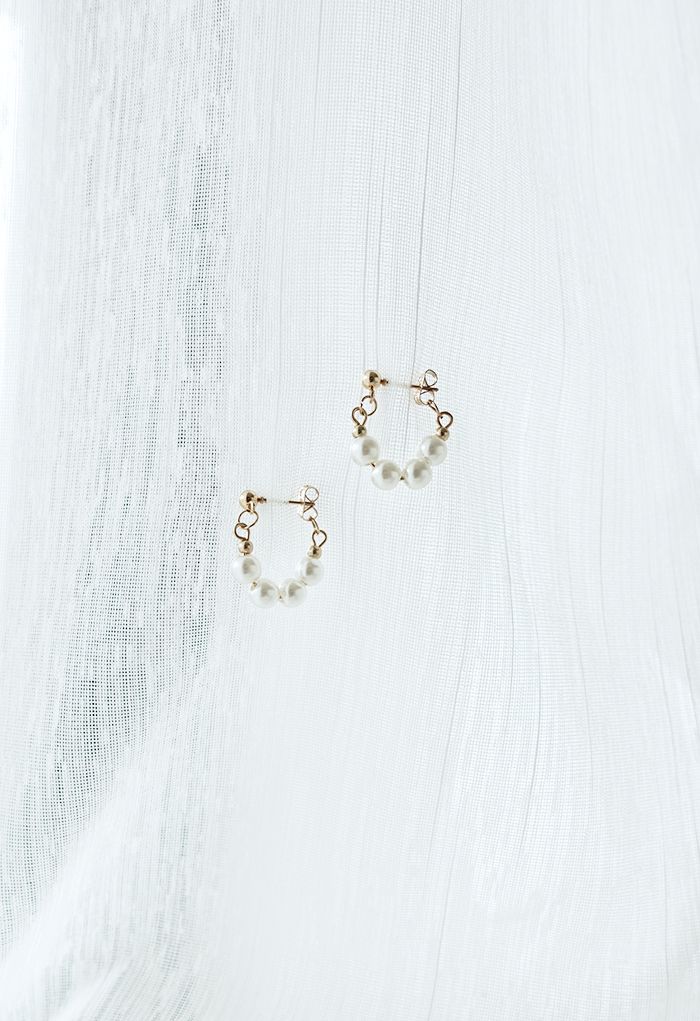 Aretes elegantes con borde de perla