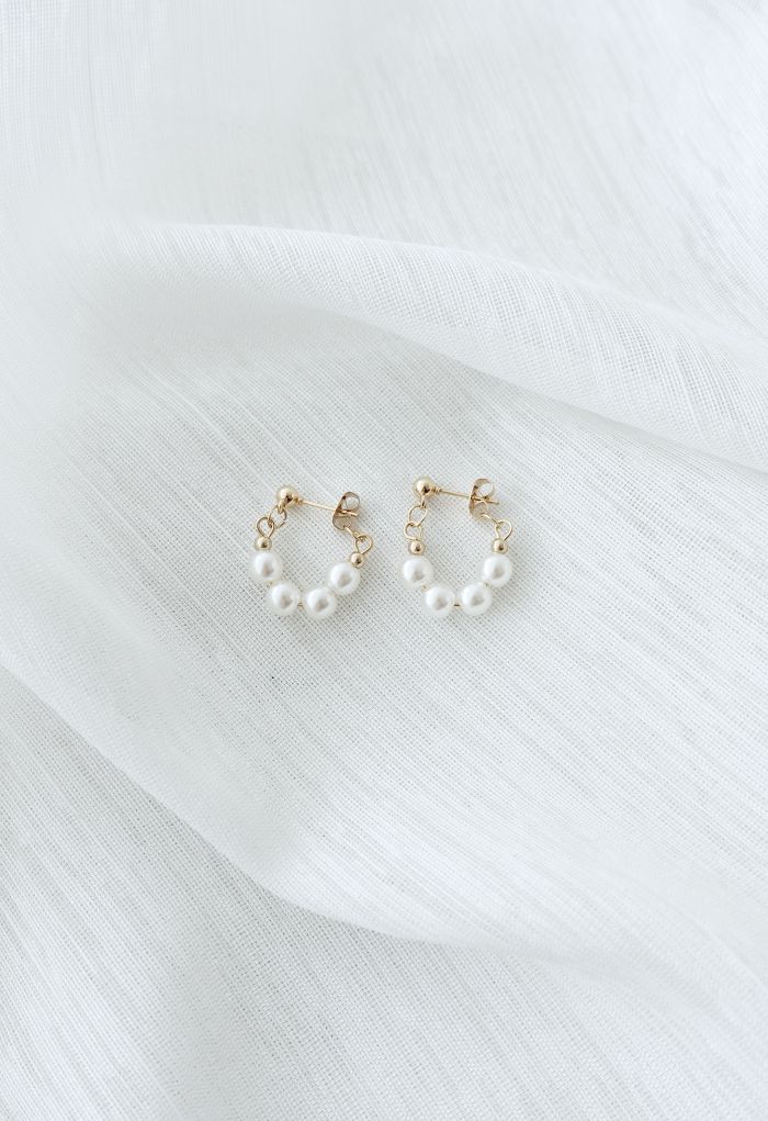 Aretes elegantes con borde de perla