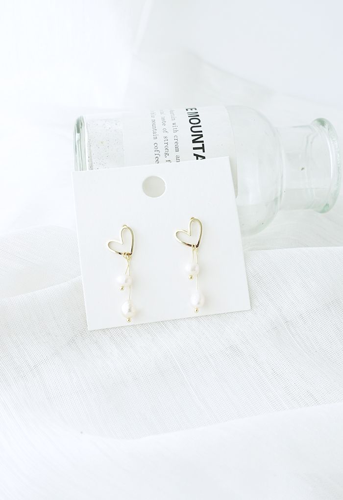 Aretes colgantes de perlas con corazón hueco