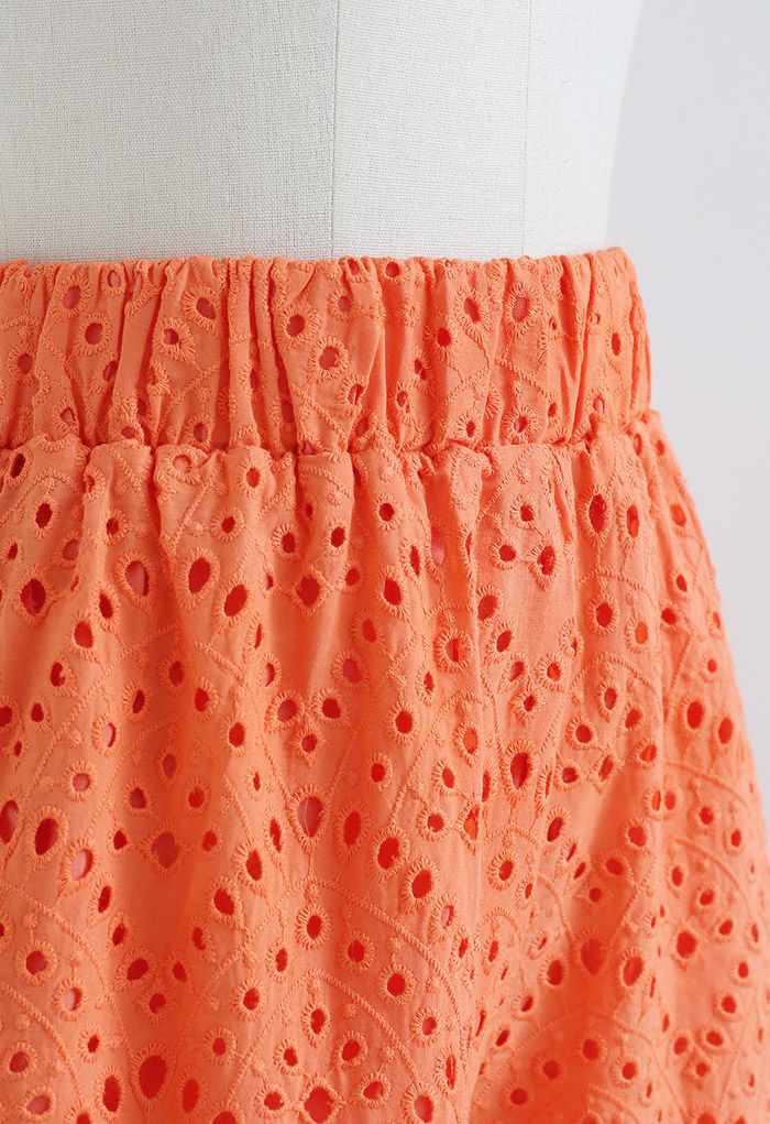 Shorts con dobladillo en zigzag con ojales completos en naranja