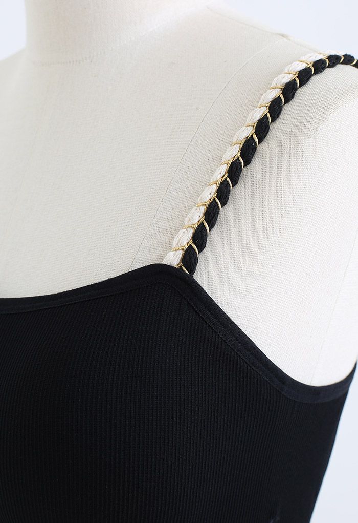 Bra top de canalé con tirantes distintivos en negro