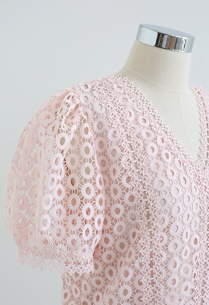 Top corto con escote en V de crochet completo Bubble en rosa