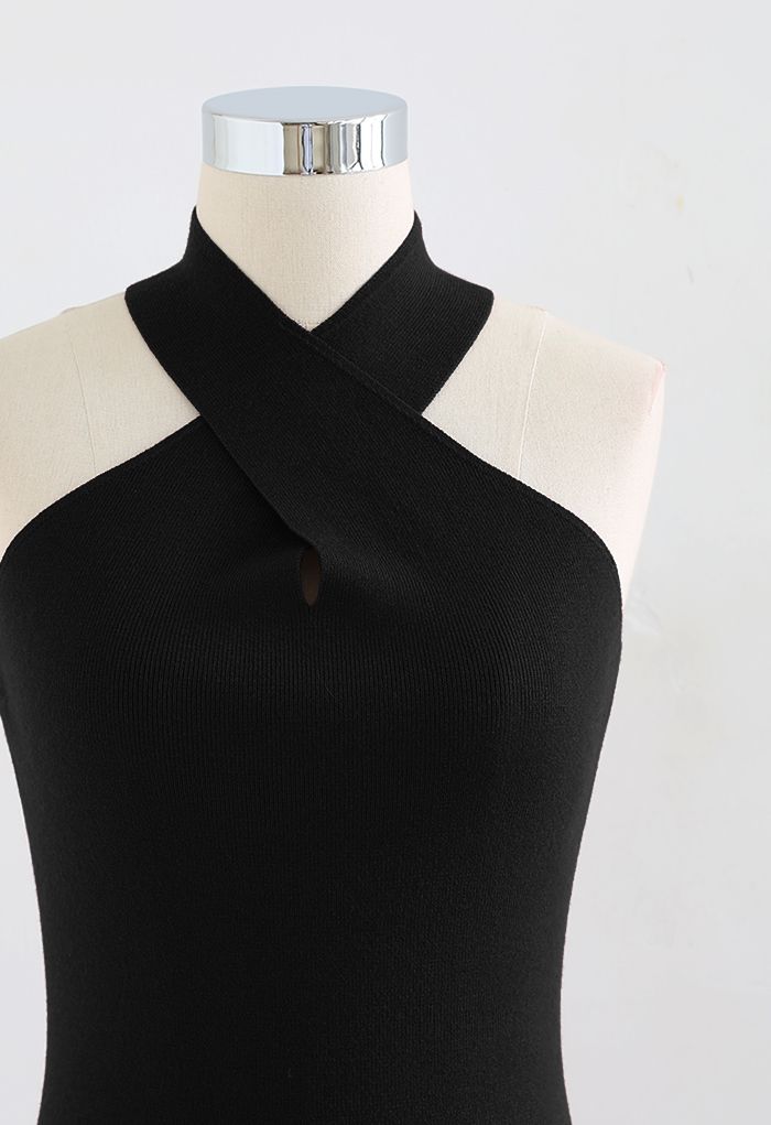 Vestido de punto ajustado con cuello halter entrecruzado en negro