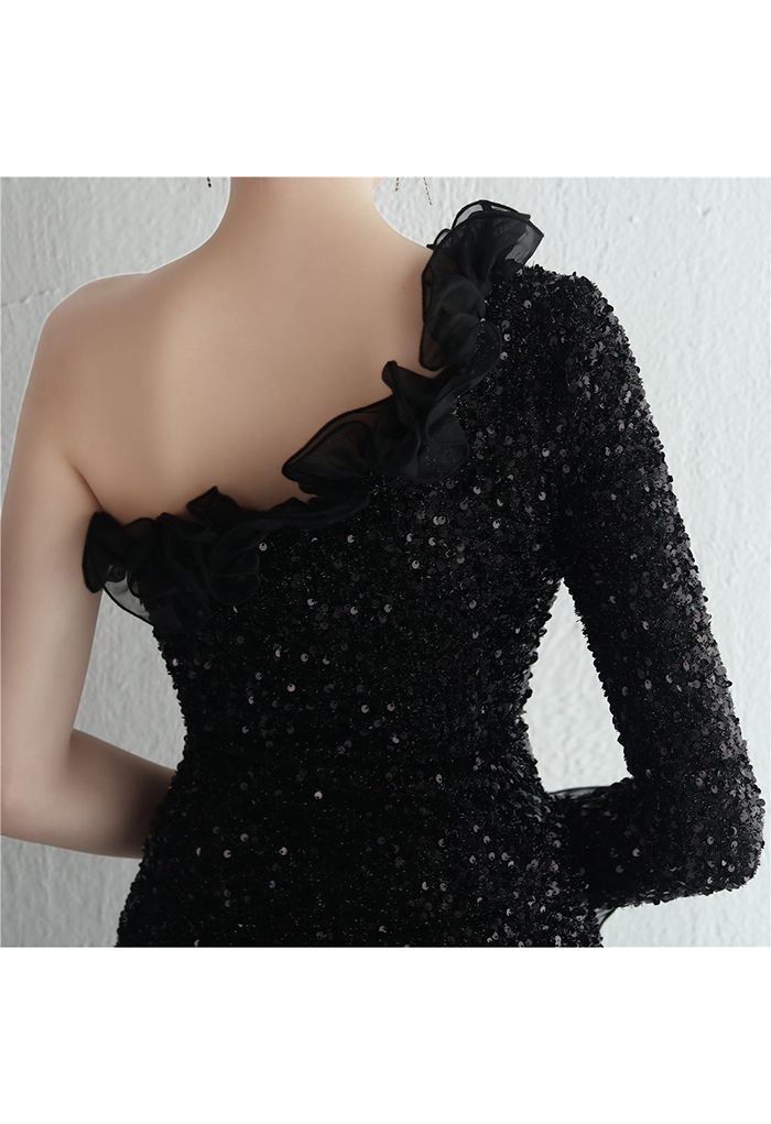 Vestido de lentejuelas con ribete de organza de un hombro en negro