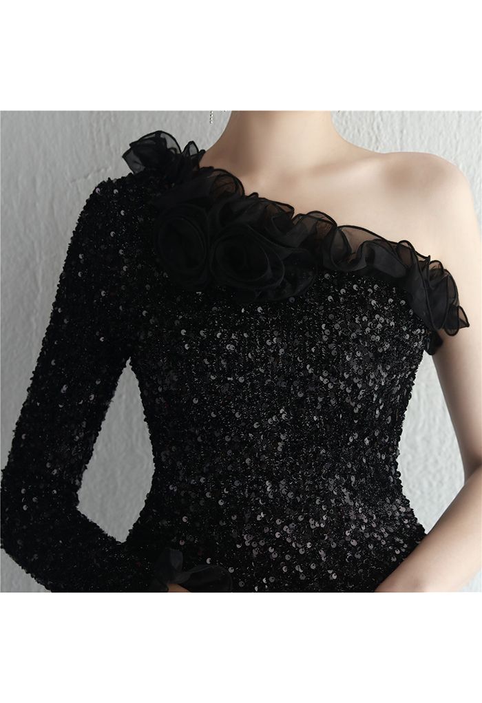 Vestido de lentejuelas con ribete de organza de un hombro en negro