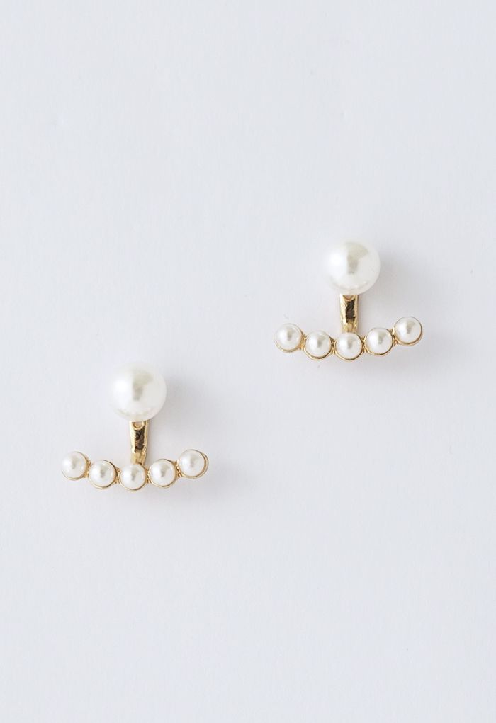 Aretes distintivos con adornos de perlas