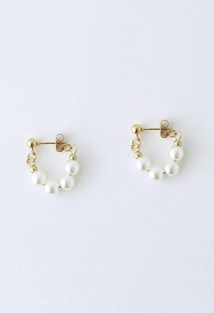 Aretes elegantes con borde de perla