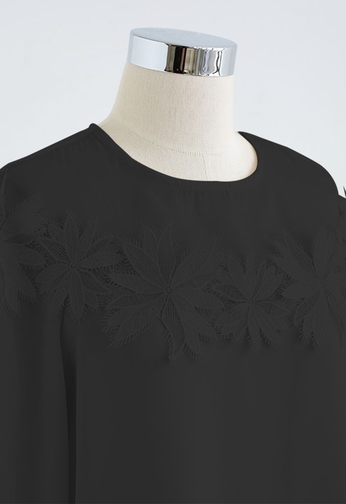 Camisa de satén con empalme de croché floral en negro