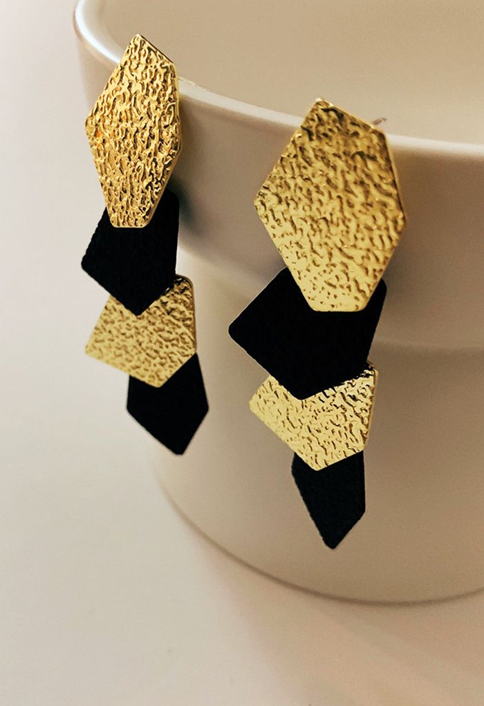 Aretes colgantes con forma de diamante en relieve