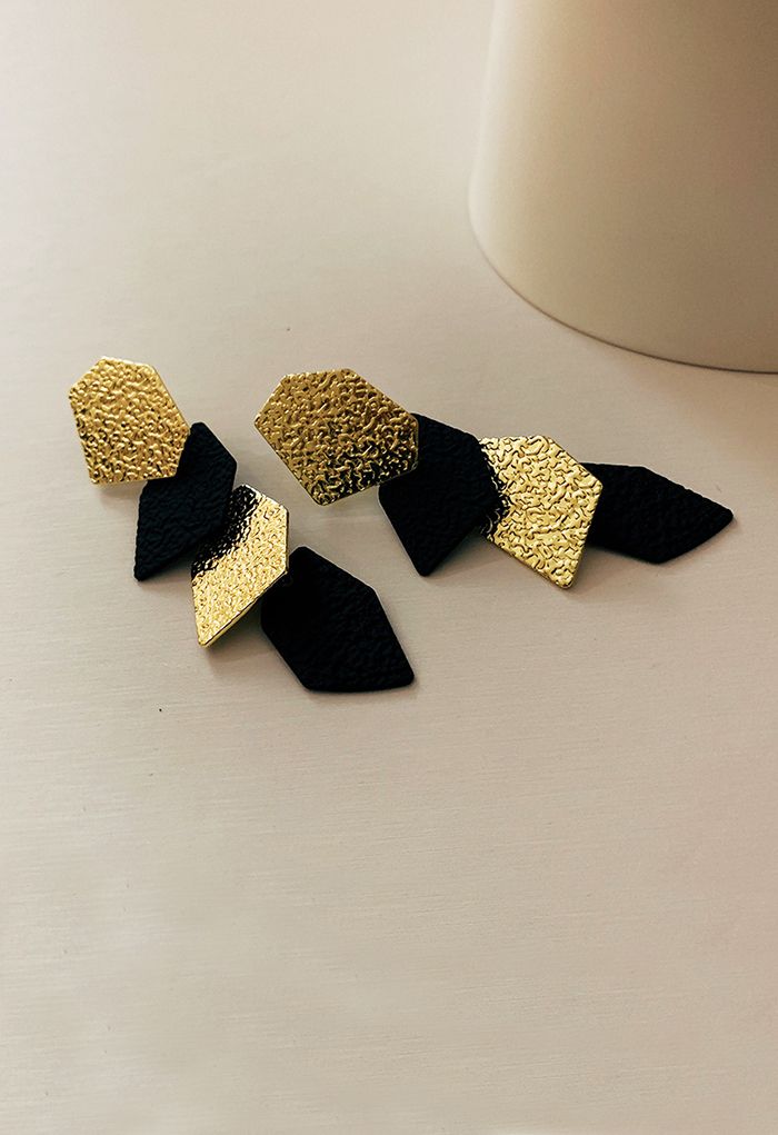 Aretes colgantes con forma de diamante en relieve