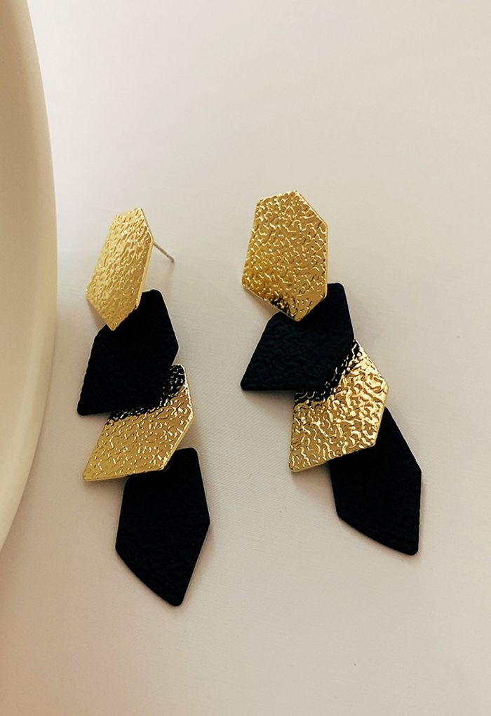 Aretes colgantes con forma de diamante en relieve