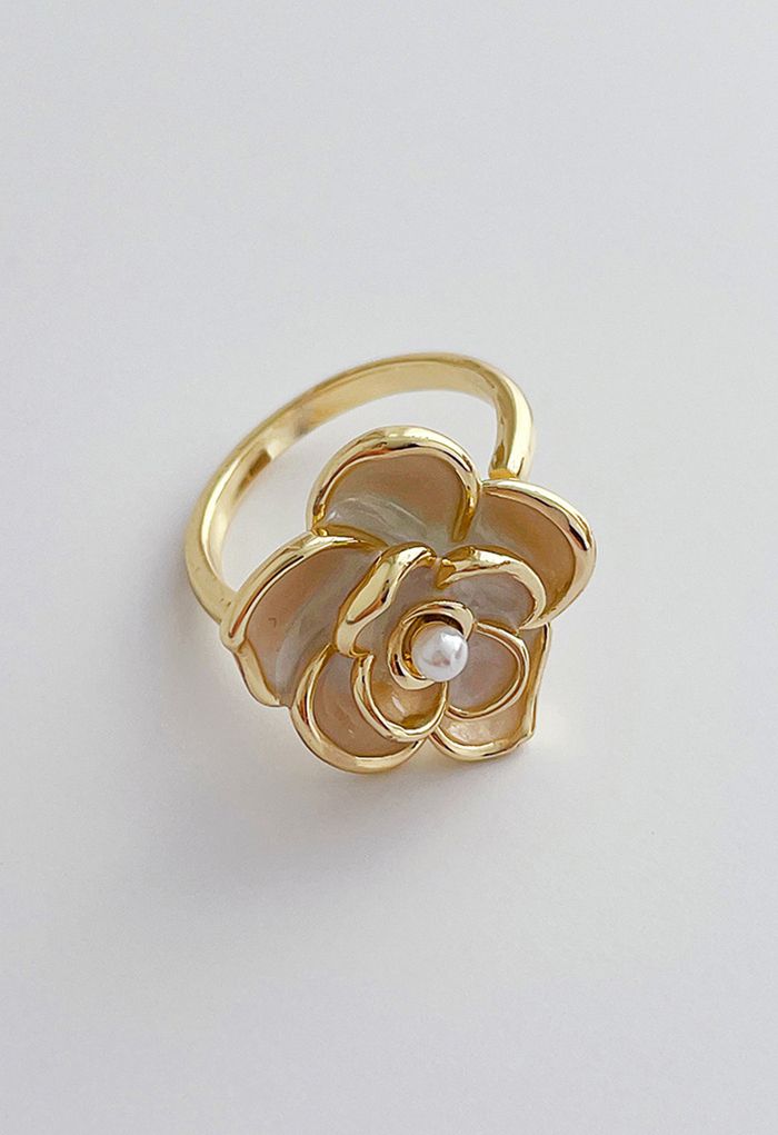 Anillo adornado con perlas de camelia