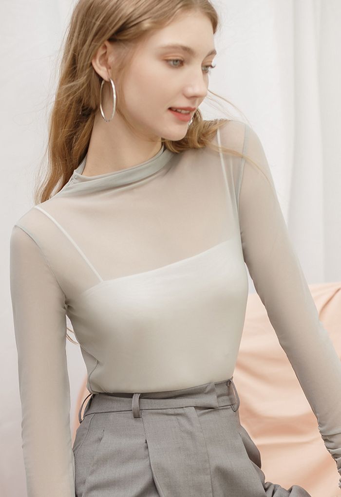 Top ajustado de malla transparente con detalle fruncido en gris