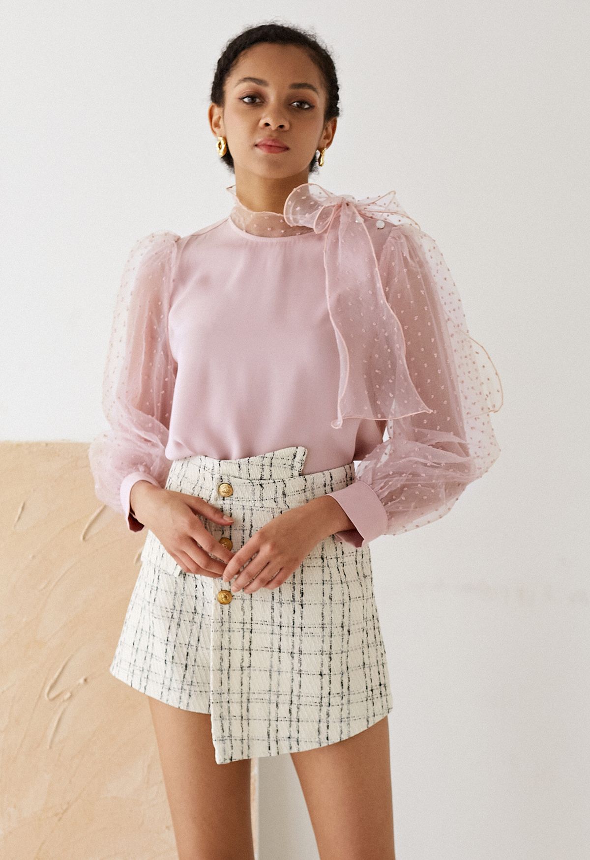 Camisa de raso con lazo y manga de burbuja de organza con lunares aterciopelados en rosa