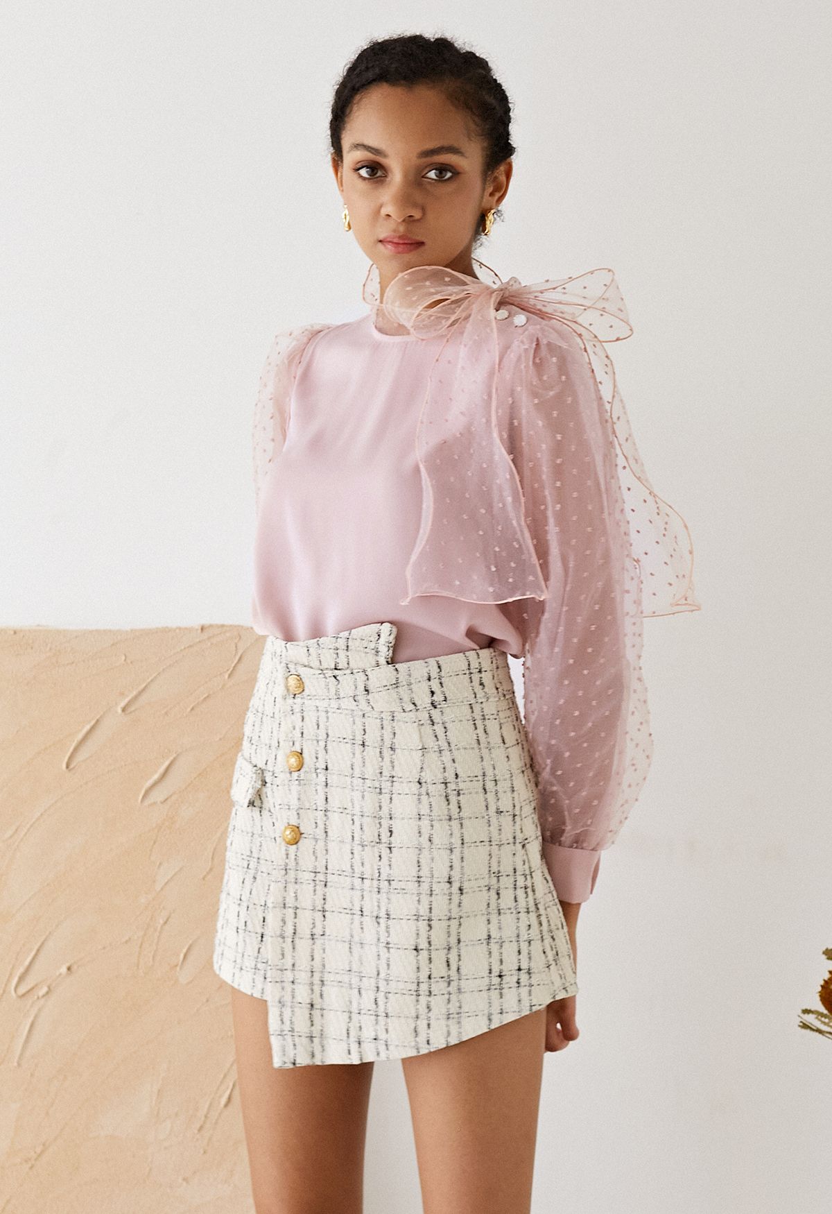 Camisa de raso con lazo y manga de burbuja de organza con lunares aterciopelados en rosa