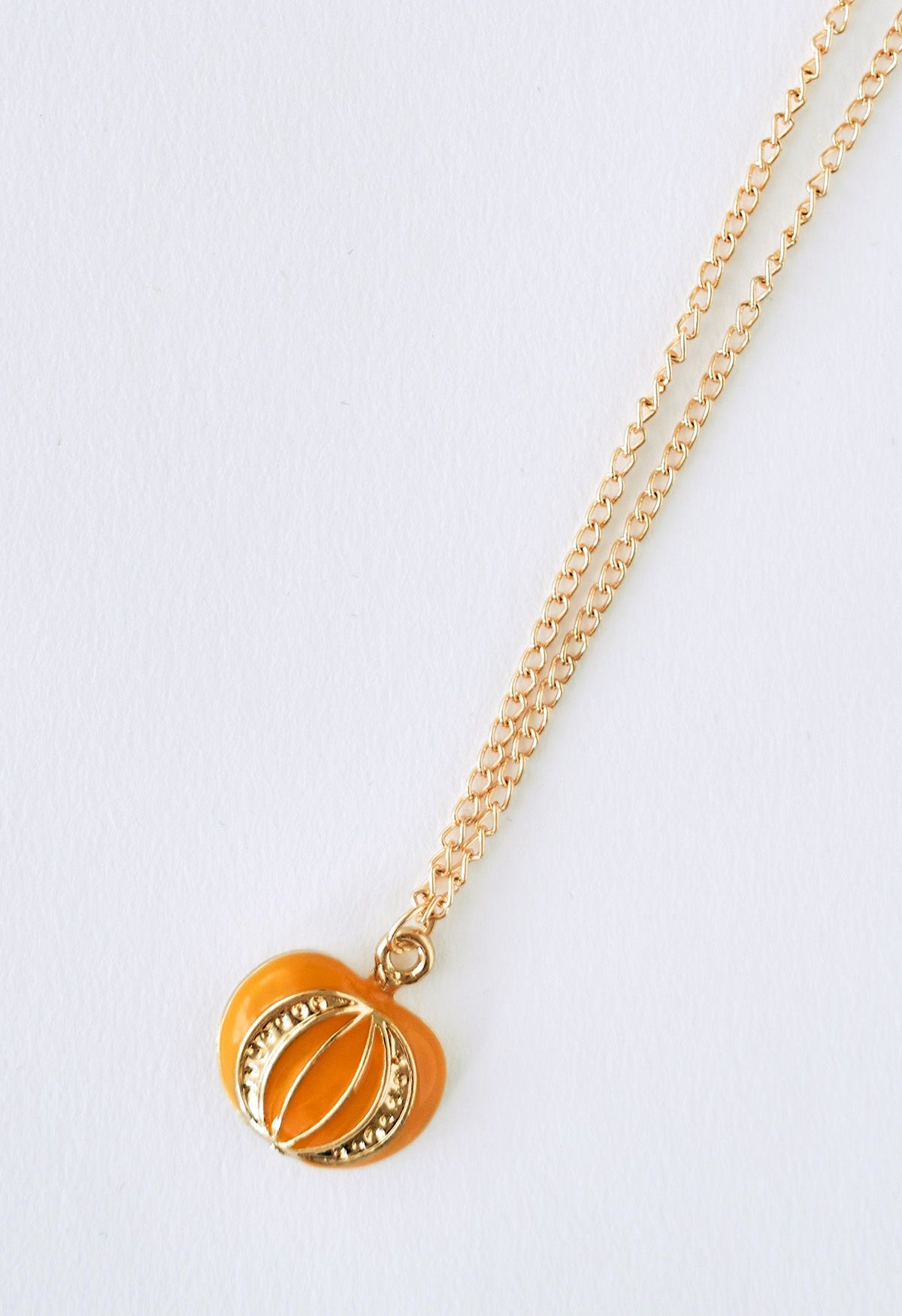 Collar con colgante de calabaza con corona