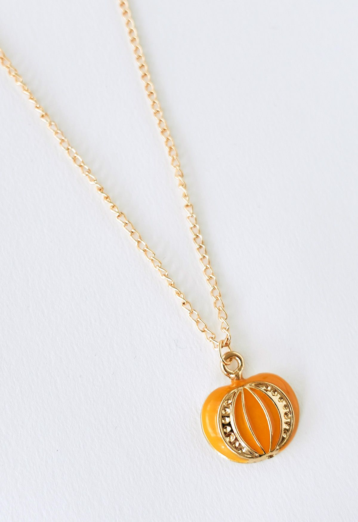 Collar con colgante de calabaza con corona