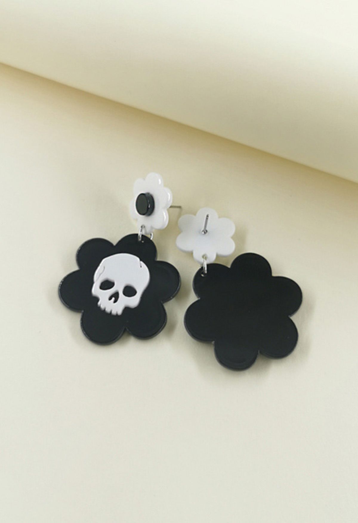 Aretes florales de esqueleto en blanco y negro