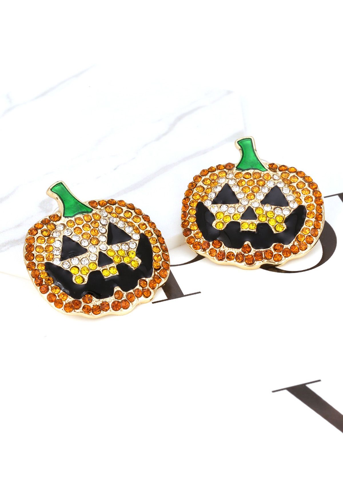 Aretes con decoración de diamantes y cara de calabaza