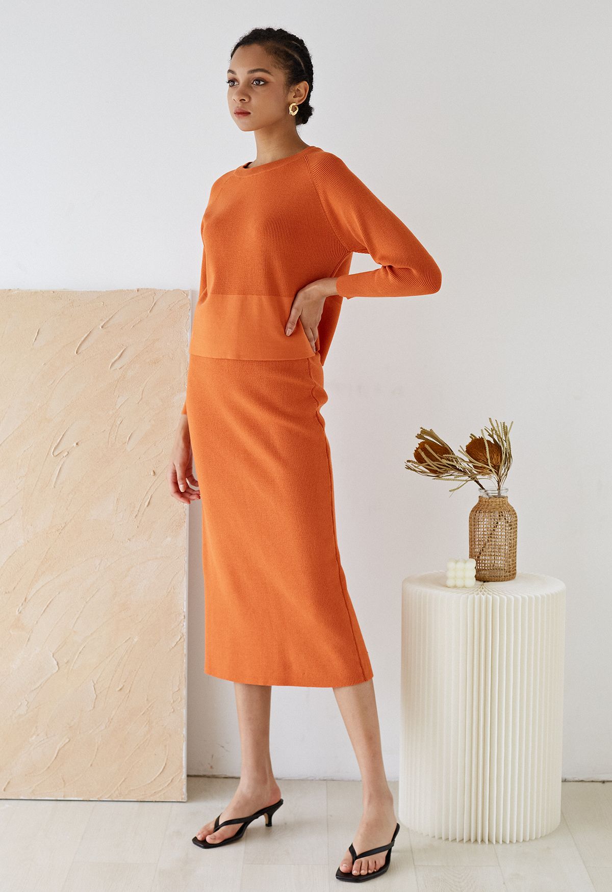 Cómodo conjunto de top de punto acanalado y falda midi en naranja