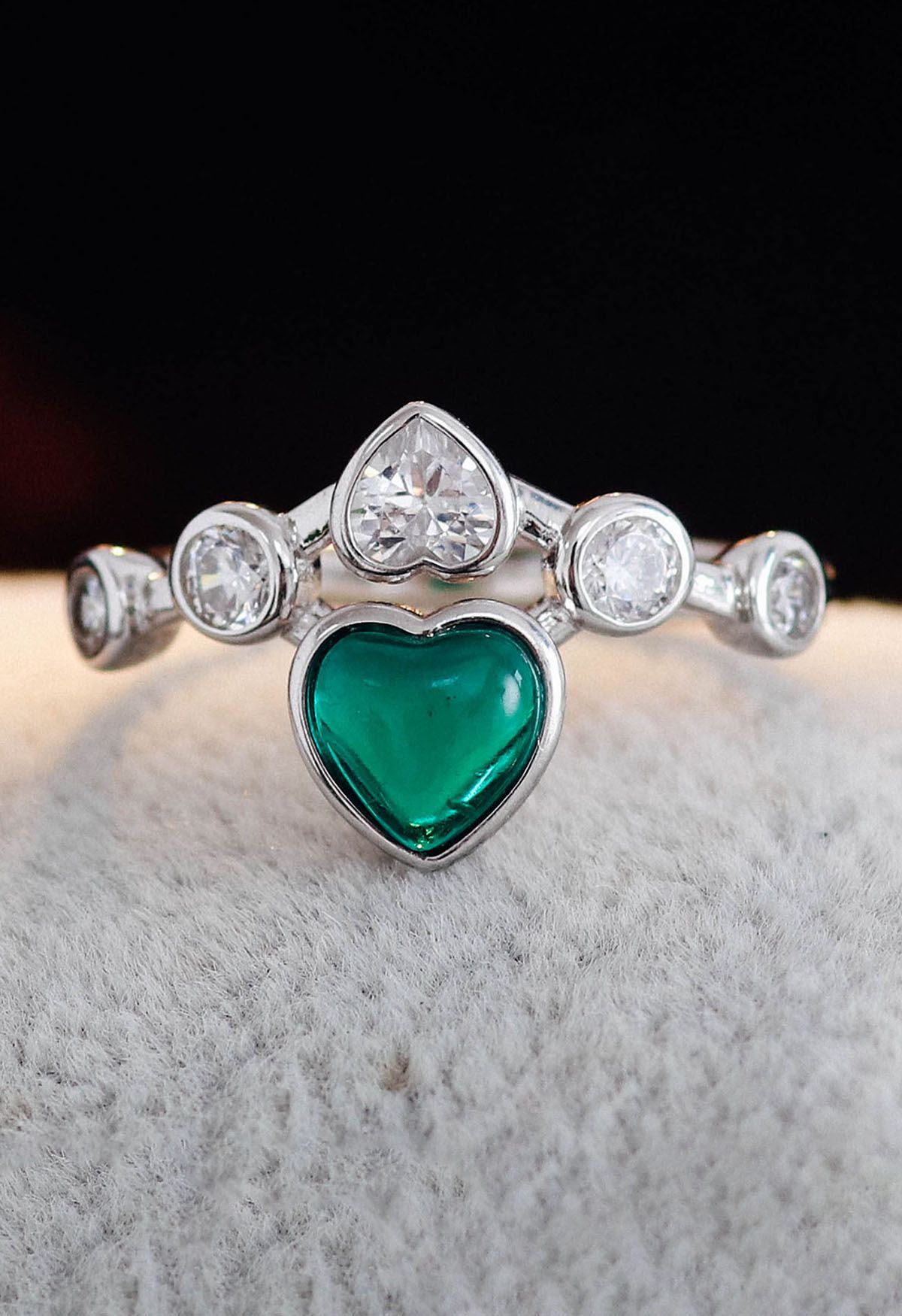 Anillo de diamante con gema de corazón esmeralda
