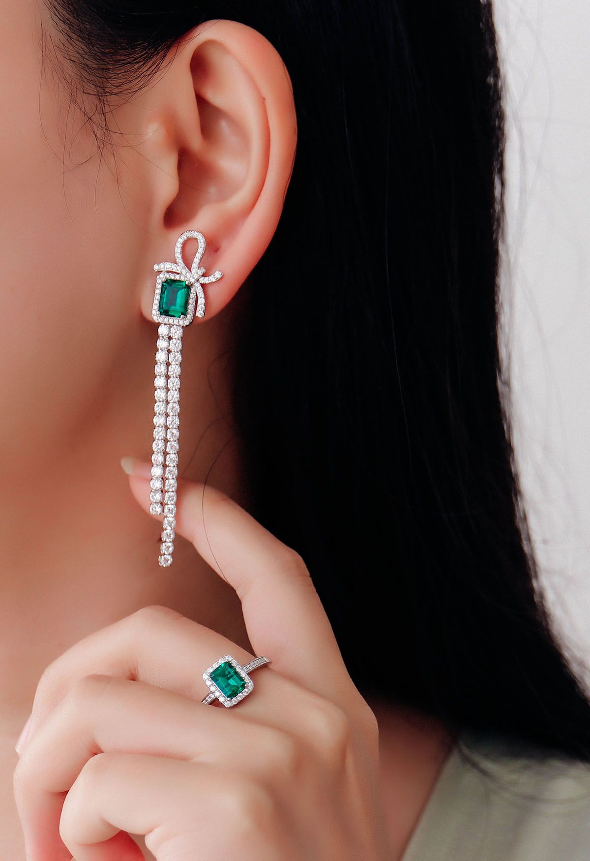 Aretes colgantes de diamantes con gema de talla esmeralda