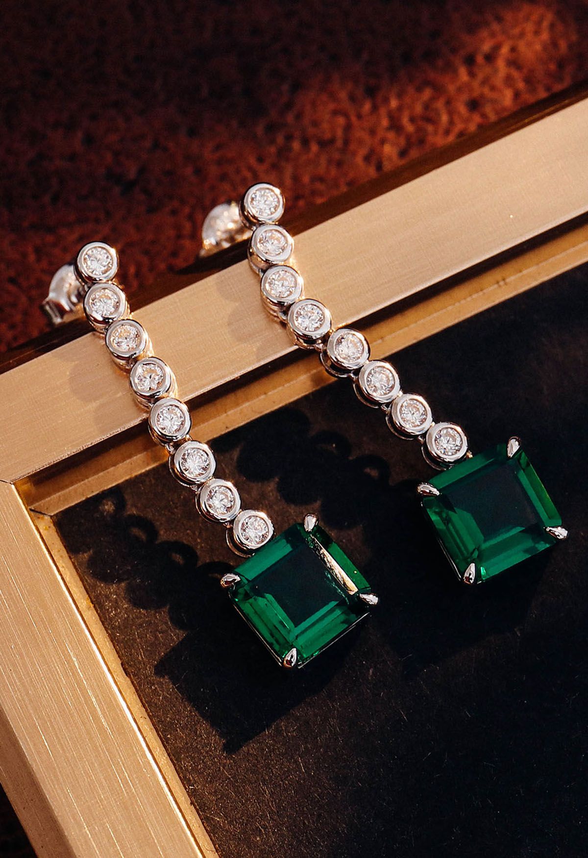 Aretes colgantes con gema de esmeralda de talla Asscher