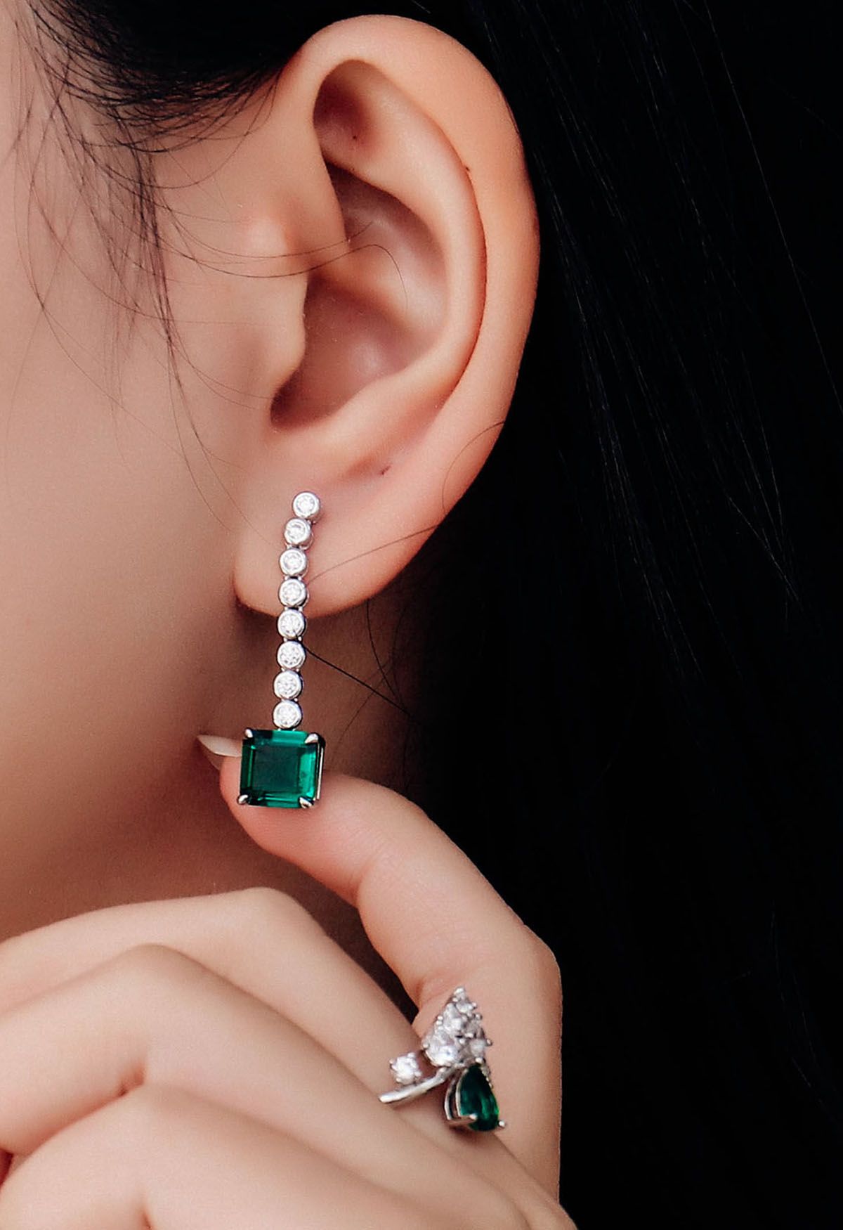 Aretes colgantes con gema de esmeralda de talla Asscher